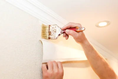 Pose de papier peint à Chamole — revêtements muraux et toiles de verre